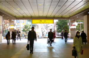 JR/西武線国分寺駅の改札を出たら右側の南口出口に向かいます。